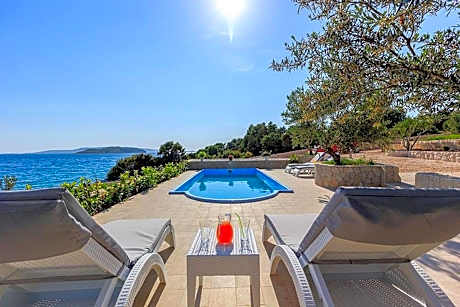 Beachfront House Dalmatino Trogir with pool on Čiovo