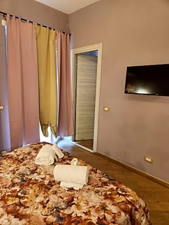 1 King Bed, Balcony