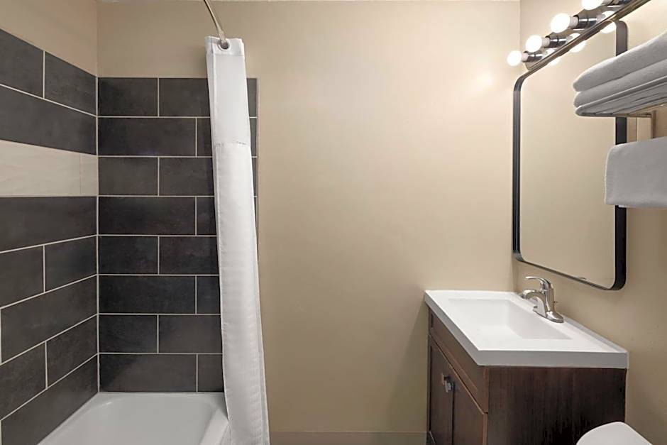 Travelodge by Wyndham Everett City Center
