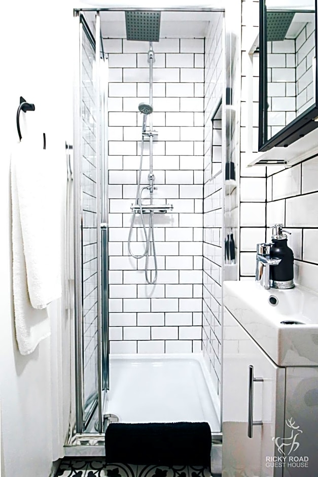 Ricky Road Guest House - Premium