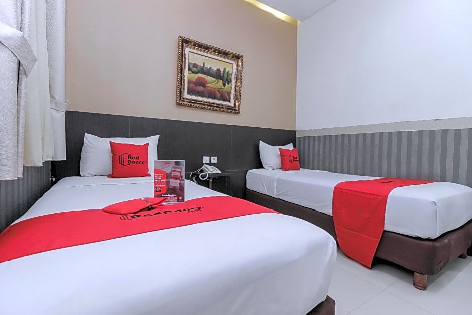 RedDoorz Plus @ Tuparev Cirebon