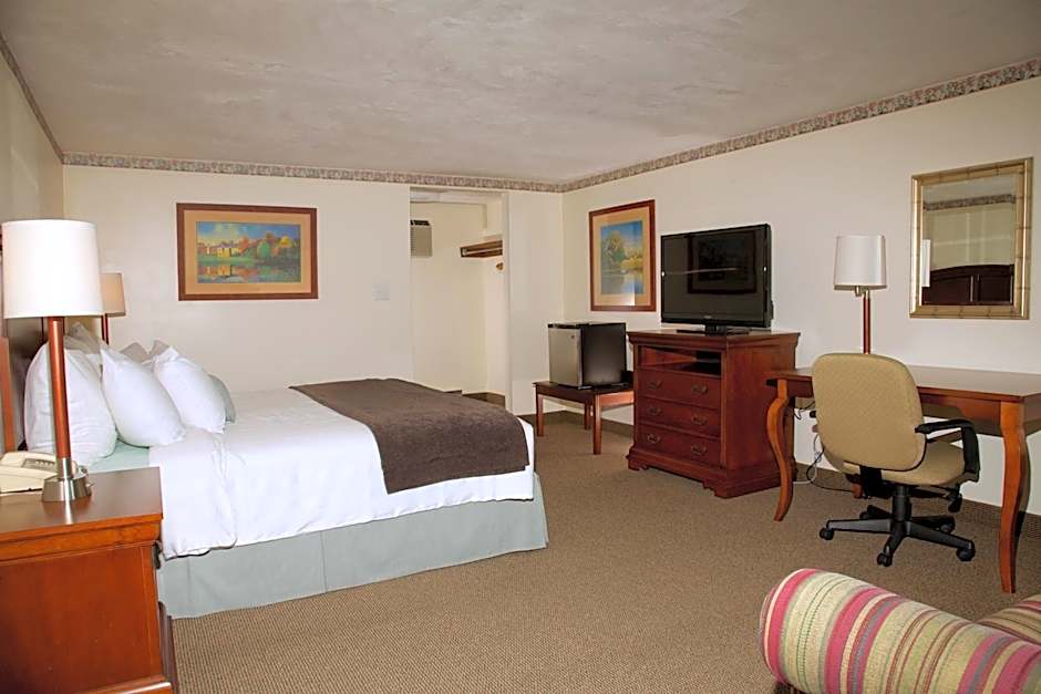 Holiday Hill Inn & Suites