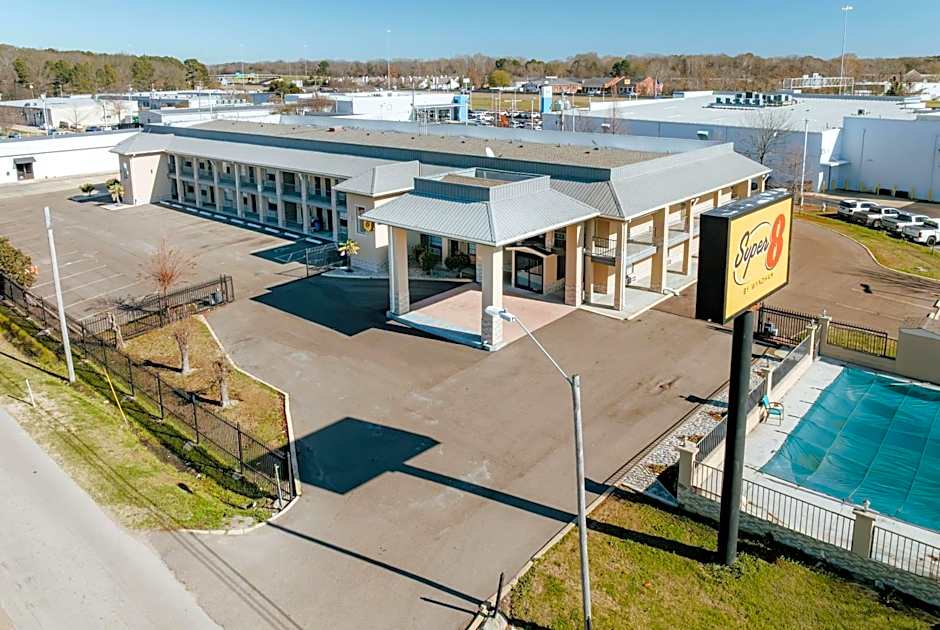 Super 8 by Wyndham Jackson MS Near the Fairgrounds
