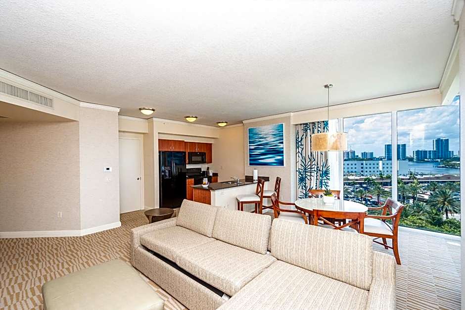 TRUMP INTL 2 BEDROOM APARTMENT 1600 Sqf Ocean and Bay View