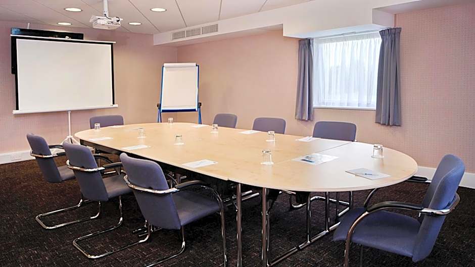 Holiday Inn Express London - Epsom Downs By IHG