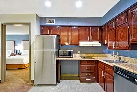 1 Kng/2qn Mobility Access Tub 2 Bdrm Suite Nsmk Separate Bdrms/living Rm-sofabed-full Kitchen Free W