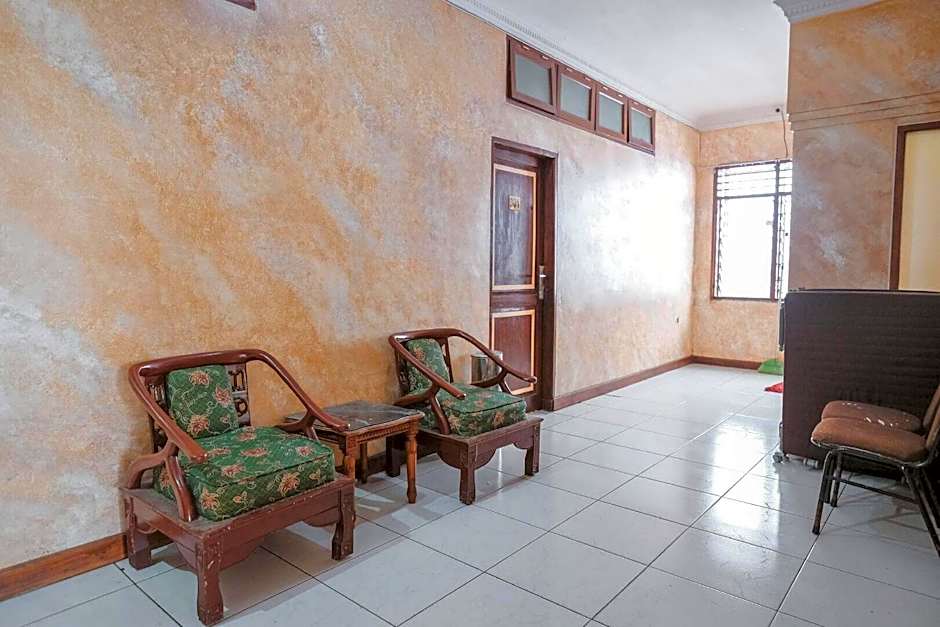 RedDoorz Plus near Istana Maimun Medan