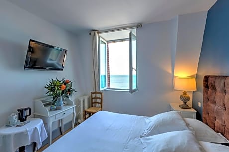 Double Room with Shower and Sea View