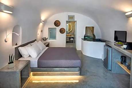 Deluxe Suite with Indoor Jacuzzi