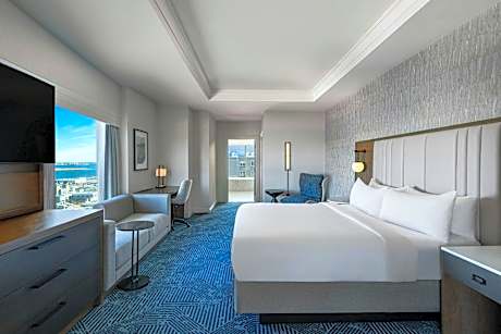 Club lounge access, 1 Bedroom Vice Presidential Suite, 1 King, Non-Private Sofa bed
