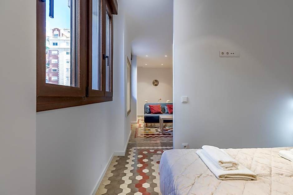 Apt with Antique Floor & lots of Sun Light