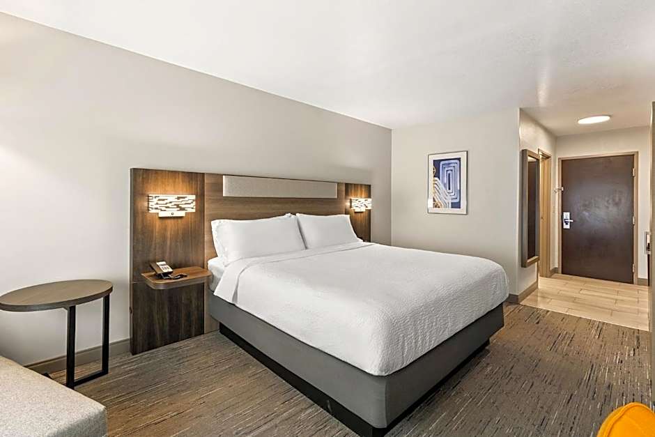 Holiday Inn Express & Suites Fairmont By IHG