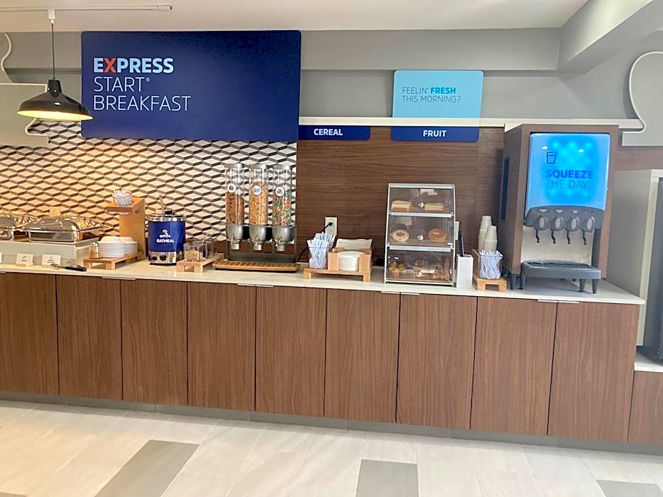 Holiday Inn Express & Suites Port Washington By IHG