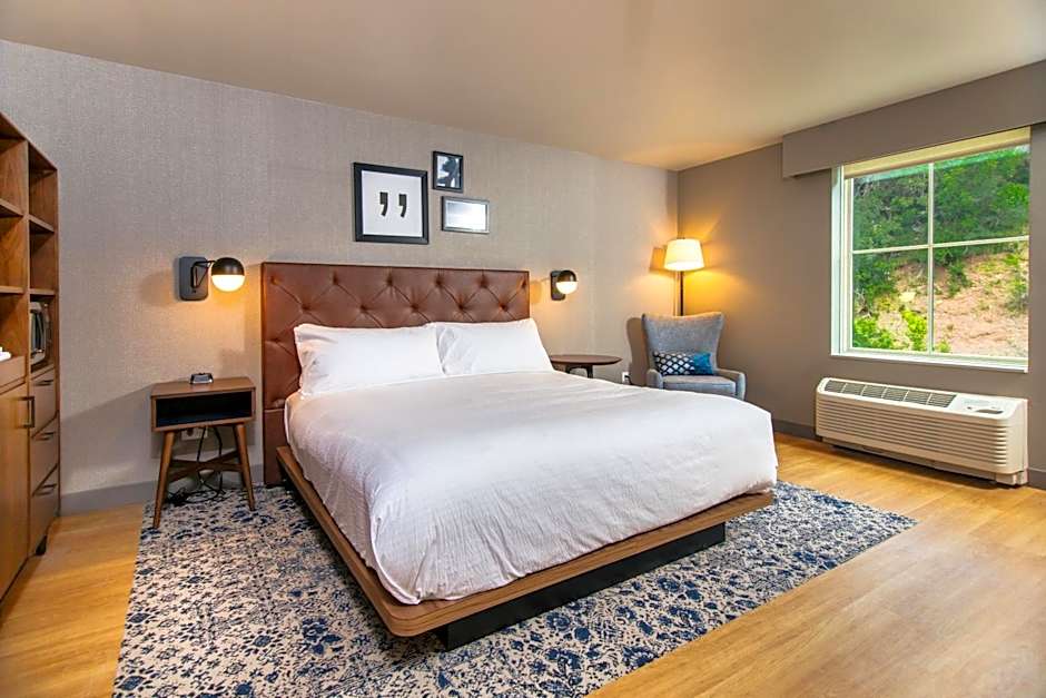 Photo 1 of 9 of Traditional 1 King Bed
