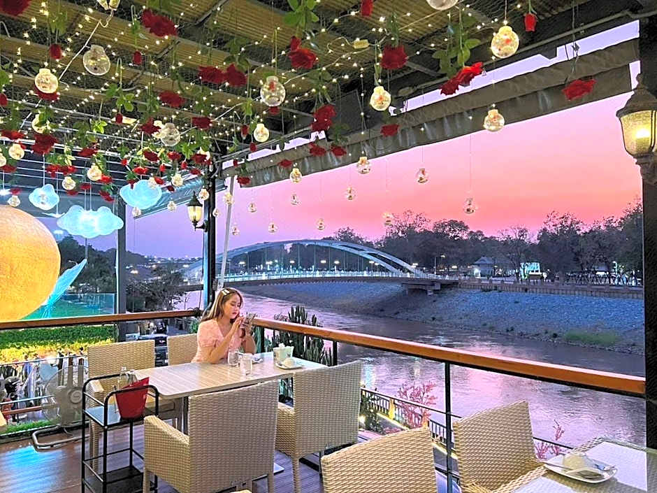 Dragon River Avenue Hotel