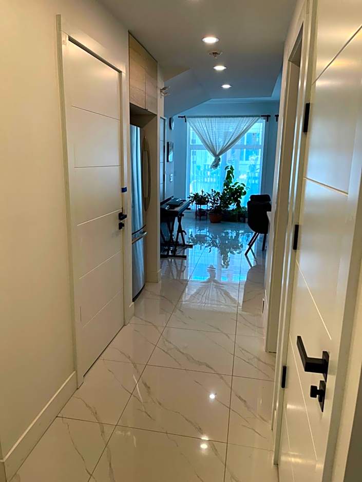 New Luxury Walkout Suite Near University-BY ROOM