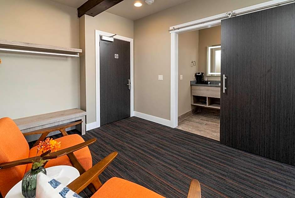 Ski Inn Taphouse Hotel