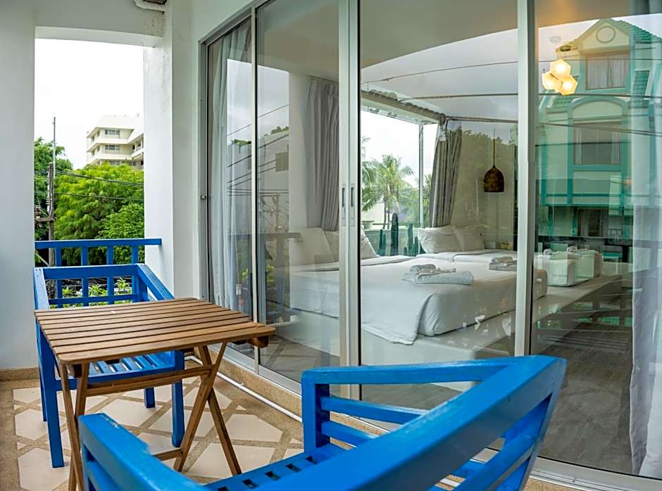 Meow Cat Cafe & Hotel