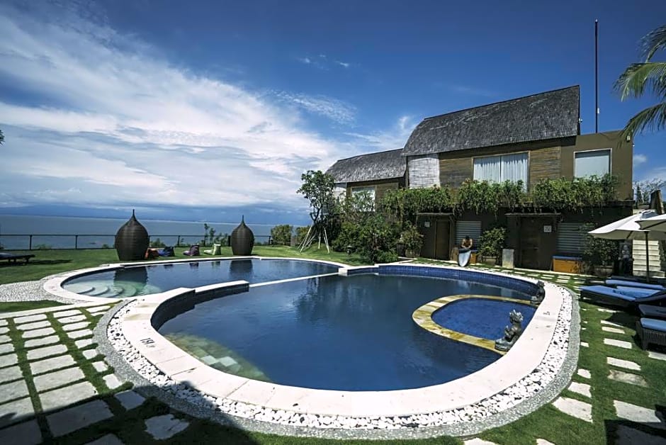 De Sapphire Cliff Villa by Danapati
