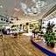 Sunrise Surprise 9th floor 2BR 2 BA King Suite Beach shuttle, heated pool!
