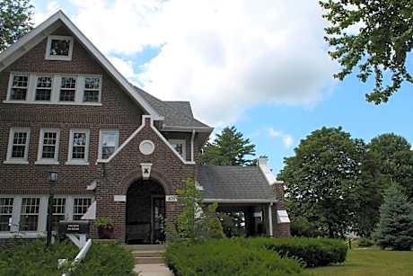 IOWA HOUSE AMES BED AND BREAKFAST