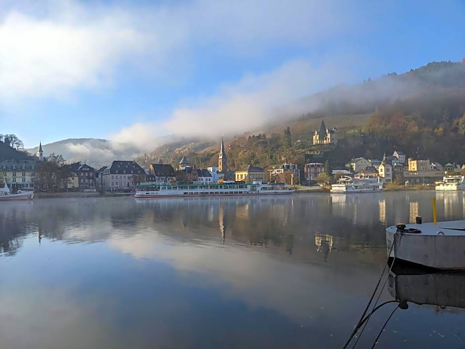 Monkey Factory - Mini Home-Stay Hostel