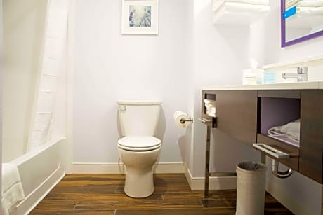 2 Queens Hearing Accessible Nonsmoking