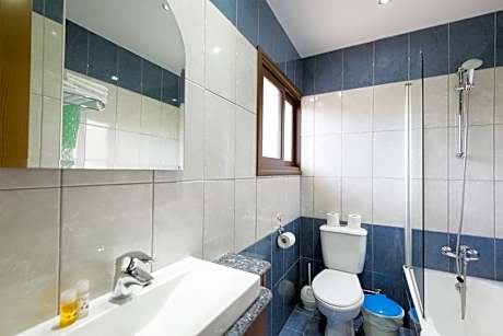 Deluxe Family Apartment (2 Adults + 3 Children)