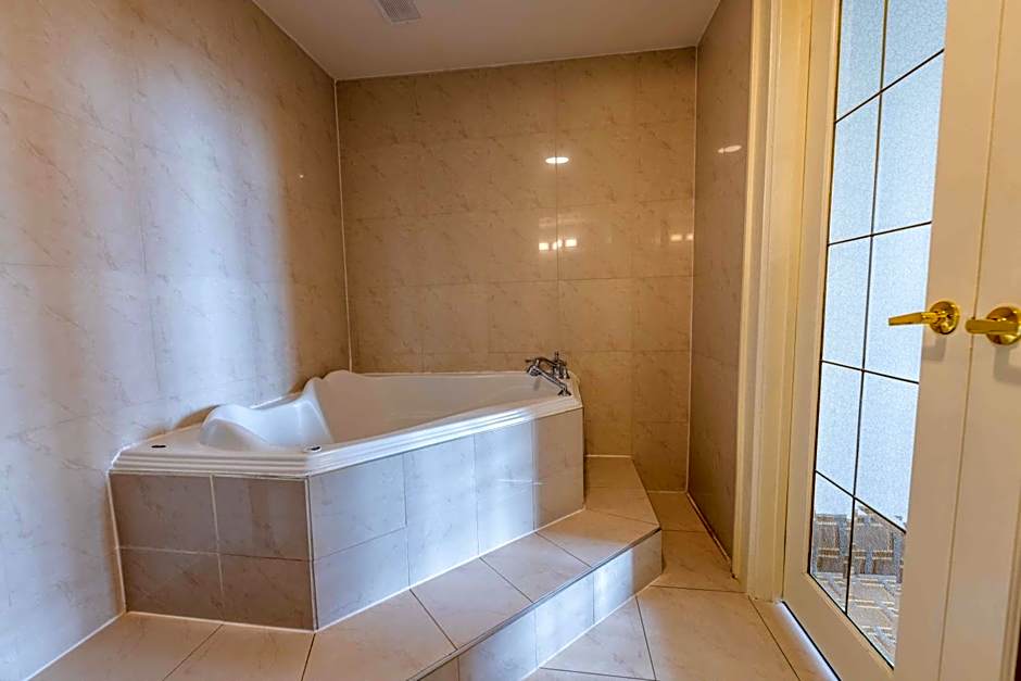 Prince Arthur Waterfront Hotel & Suites