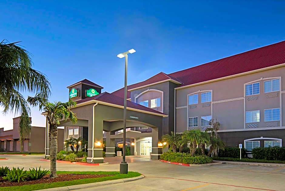 La Quinta Inn & Suites by Wyndham Mercedes Outlet Mall