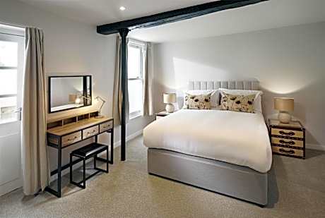 King Suite with Sofa Bed and Courtyard - Non-Smoking