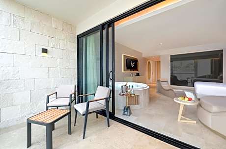 Seductive Tropical View Jacuzzi Suite