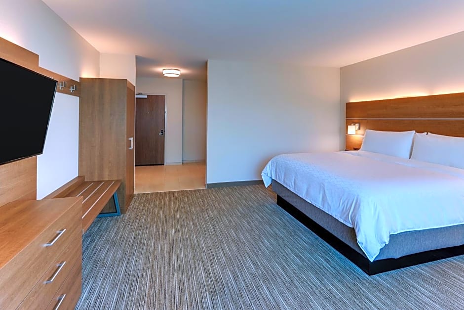 Holiday Inn Express & Suites Roanoke - Civic Center