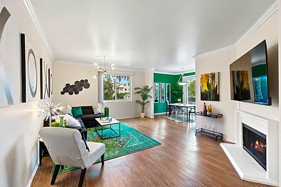 Beverly Hills Glamour Oasis 2 BR Apt with Parking 304