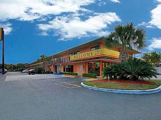 Super 6 Inn & Suites