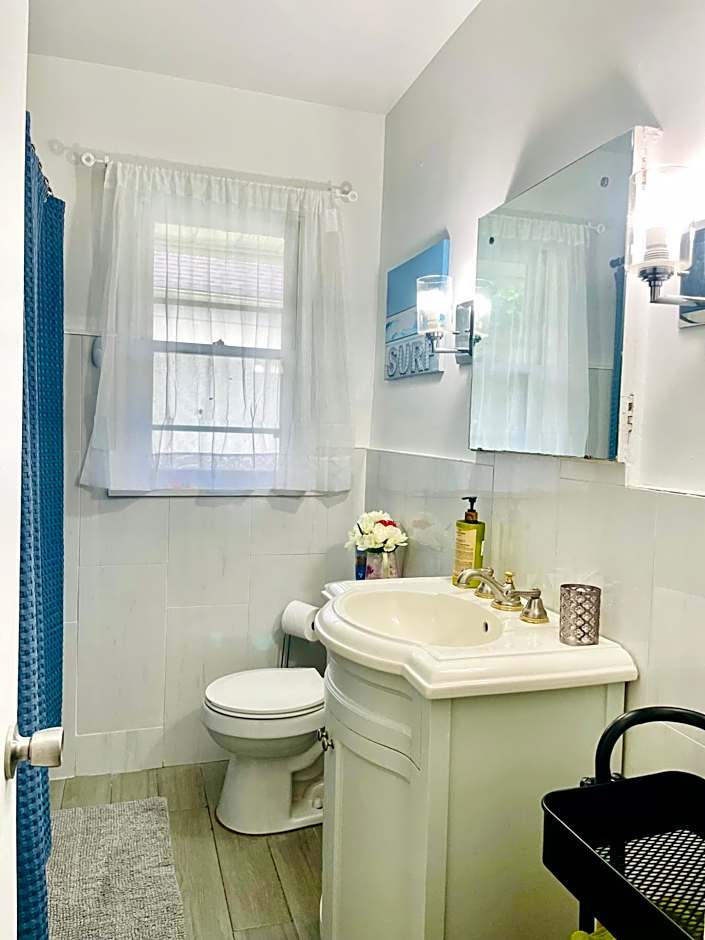 Vacation house Entire floor Kids yard walk 2 subway