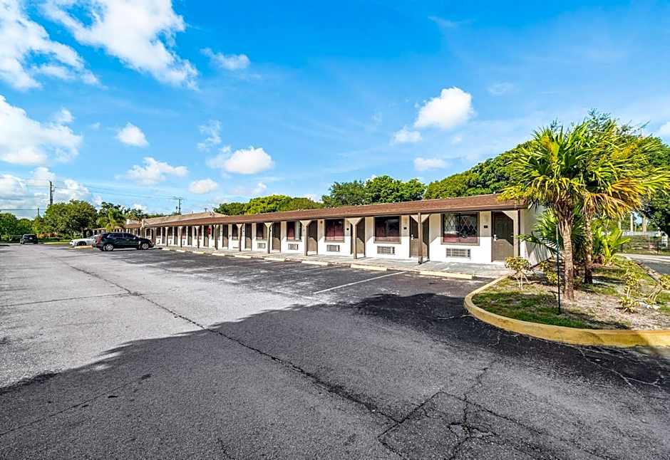 Super 8 by Wyndham Lantana West Palm Beach