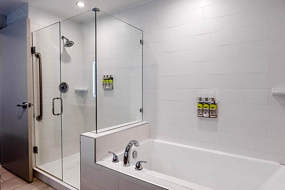 Holiday Inn Express & Suites West Edmonton-Mall Area By IHG