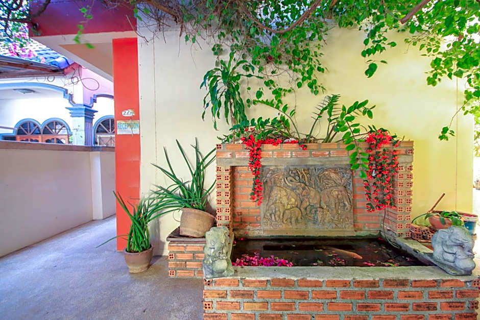 Ban Elephant Blanc Apartment