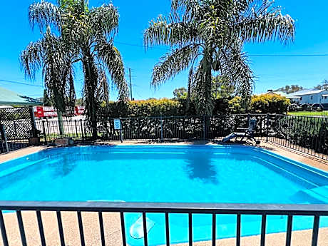 OVERLANDER MOTOR LODGE