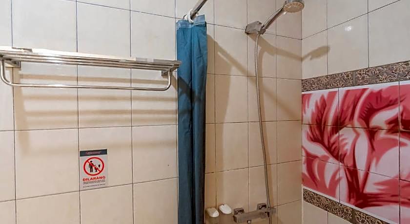 RedDoorz Plus near Asia Afrika 3