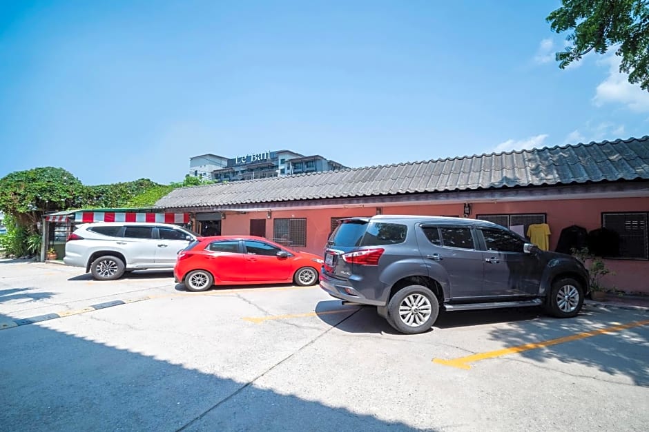 OYO 838 Aromdee Apartment