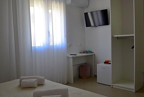 Deluxe Double Room (2 Adults + 1 Child)