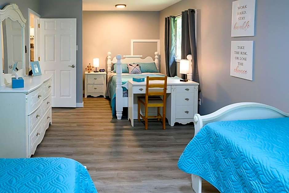 Cozy Cabin in the Forest w BBQ Firepit and More