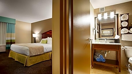 Accessible - 1 King, Mobility Accessible, Communication Assistance, Roll In Shower