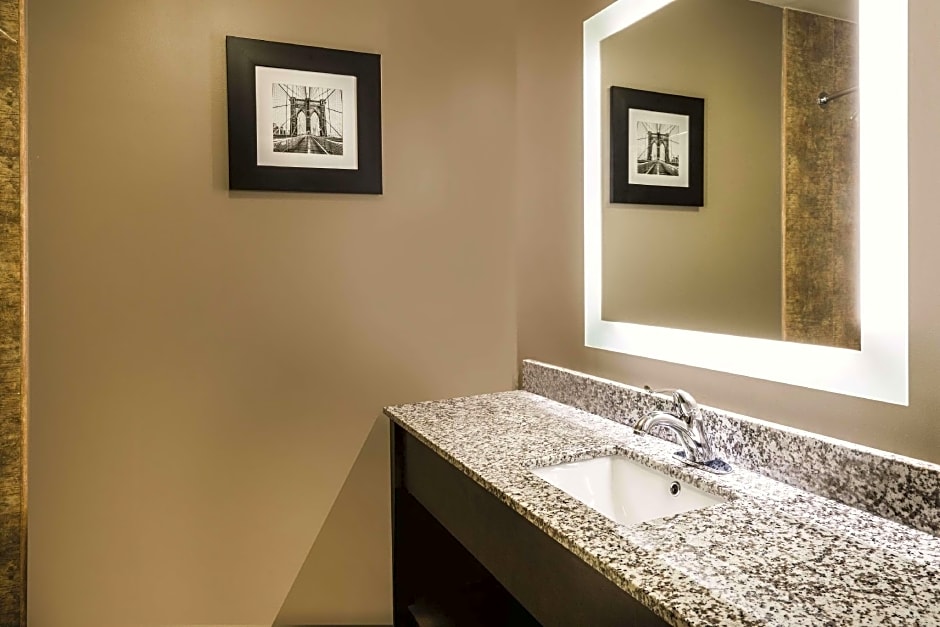 La Quinta Inn & Suites by Wyndham Brooklyn Central