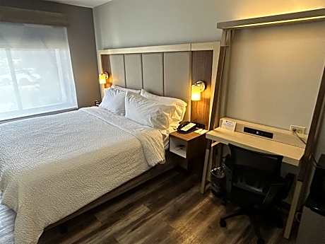 Accessible - 1 King Mobility Accessible Whirlpool Mini Fridge Wi-Fi Non-Smoking Full Breakfast