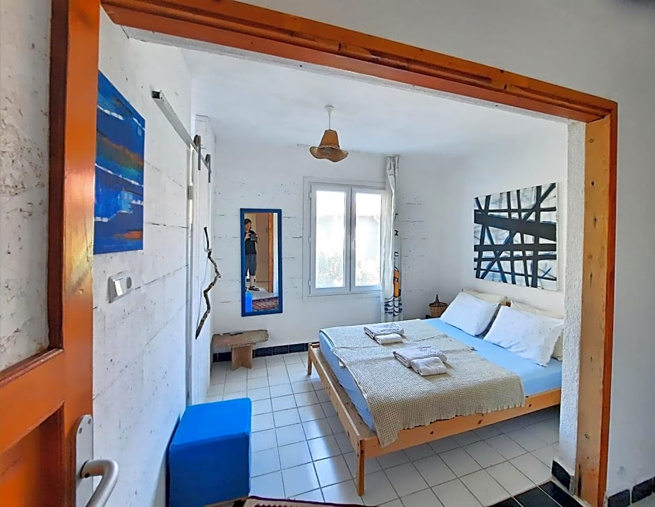ada-art guesthouse design rooms next to beach