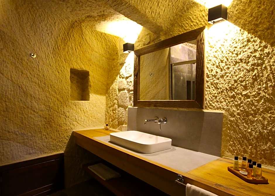 1811 Cave Hotel