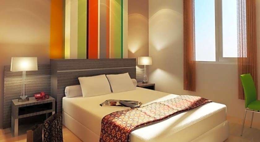 Pose In Hotel Solo